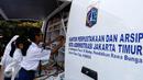 Sejumlah siswa memilih buku bacaan dari mobil perpustakaan keliling di halaman sekolah, Jakarta, Jumat (4/9/2015). Sebelumnya sekolah SMPN 49 mengalami kebakaran dan menyebakan ruangkan perpustakaan ludes terbakar. (Liputan6.com/Yoppy Renato)