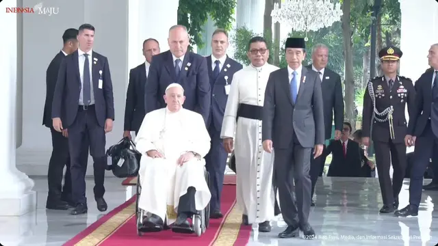 Presiden Joko Widodo (Jokowi) menyambut kedatangan Paus Fransiskus di Istana Merdeka Jakarta pada hari ini, Rabu (4/9/2024).