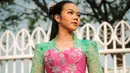 <p>Saat manggung, penyanyi bersuara emas ini memilih mengenakan kebaya bernuansa tosca yang dipadukan dengan bustier pink cerah. [@yurayunita].</p>