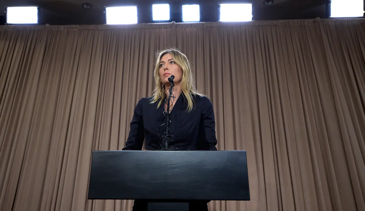 Maria Sharapova ketika menggelar konferensi pers di LA Hotel Downtown, Los Angeles, Senin (7/3). Petenis 28 tahun itu mengungkapkan dirinya gagal tes doping di ajang Australia Terbuka lantaran mengkonsumsi meldonium. (Kevork Djansezian/Getty Images/AFP)