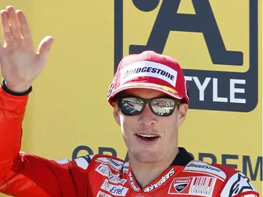 Salah satu momen saat Nicky Hayden meraih podium ketiga bersama Ducati di Motorland racetrack, Alcaniz, Spanyol, (19/9/2010). Nicky meninggal akibat kecelakaan sepeda di Italia. (AP/Paul White, File)