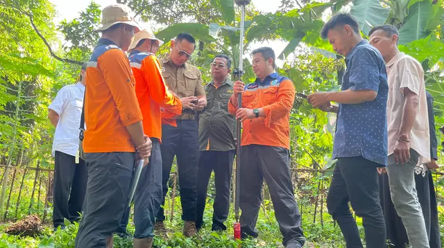 Menteri ATR/BPN, Agus Harimurti Yudhoyono (AHY) meninjau pengukuran batas di Tapos, Depok. (Liputan6.com/Dicky Agung Prihanto)