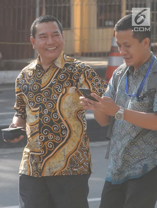 Mantan Kasatker SPAM Jambi Noftiman Nasir tersenyum usai menjalani pemeriksaan penyidik di Gedung KPK, Jakarta, Jumat (8/3). Noftiman diperiksa sebagai saksi untuk tersangka Anggiat Partunggul Nahot Simaremare. (merdeka.com/dwi narwoko)