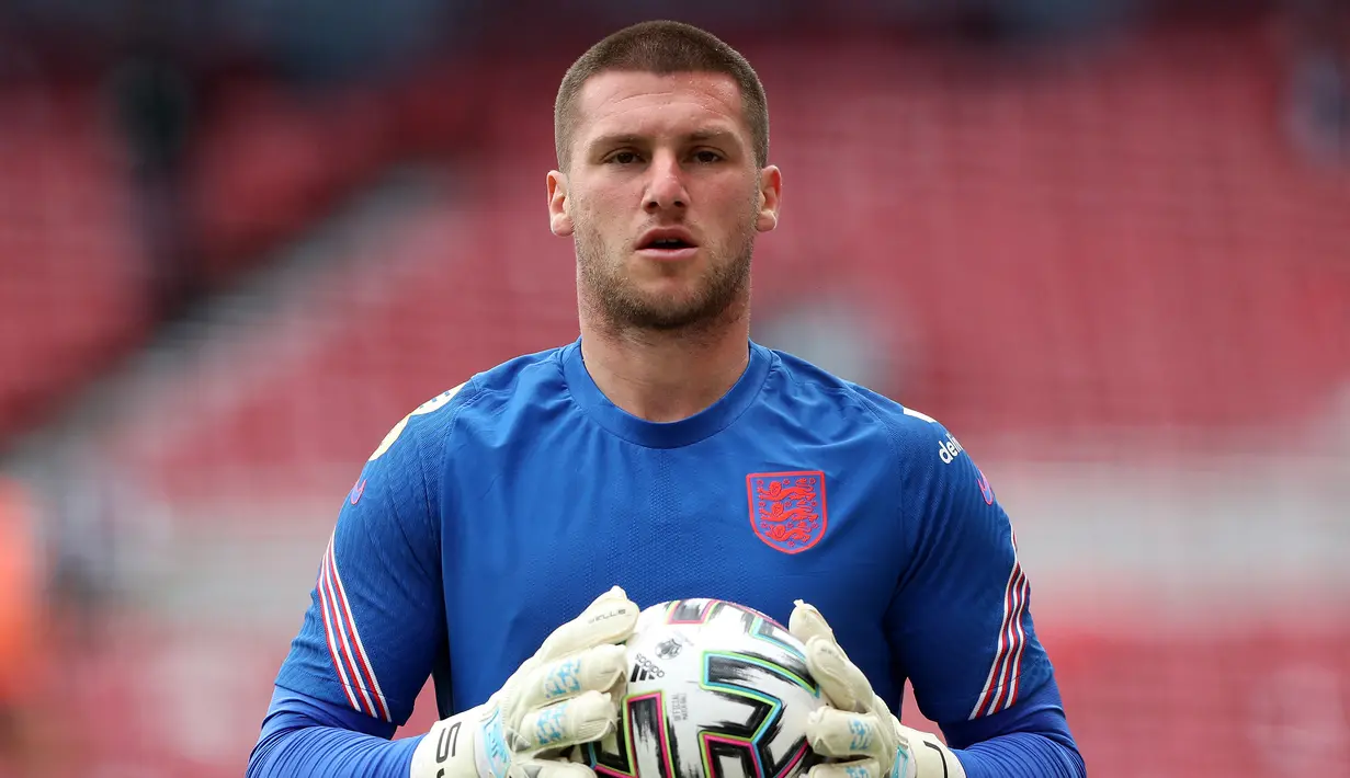 Sam Johnstone. Kiper Inggris berusia 29 tahun ini baru saja didatangkan Crystal Palace untuk mengarungi musim 2022/2023 dengan status bebas transfer usai kontraknya habis bersama West Bromwich Albion yang bermain di Divisi Championship. Ia dikontrak hingga Juni 2026 dan diplot untuk melapis kiper utama The Eagles, Vicente Guaita yang telah dimakan usia. Selama 4 musim berseragam WBA, Sam Johnstone total tampil dalam 167 laga di semua ajang dengan torehan 45 kali clean sheet dan kebobolan 216 gol. (AFP/Pool/Scott Heppell)