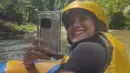 Acha juga mencoba Rafting di Ubud, ia mengenakan helm kuning senada dengan pelampungnya. Acha tanpa mengenakan t shirt hitam. Wajahnya polos tanpa makeup .[@septriasaacha]
