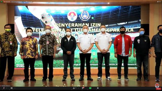 Penyerahan izin Piala Menpora dari Menpora Zainudin Amali kepada Ketua PSSI.