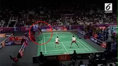 Kevin Sanjaya menjadi pembicaraan warganet karena aksi tukar raket yang ia lakukan di tengah-tengah pertandingan.