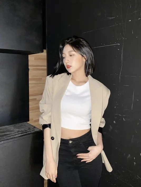 Chic dan stylish, coba padukan blazer warna crème dengan crop top warna putih dan pants warna hitam. (Instagram/happy_yein).