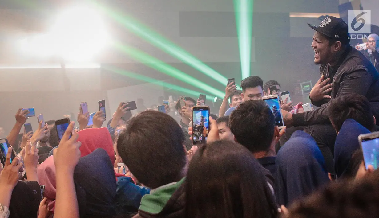 Musisi Virgoun hibur peserta Emtek Goes to Campus 2018 di Universitas Kristen Petra Surabaya, Jawa Timur, Rabu (14/11). Dalam penampilannya Virgoun membawakan tiga lagu yaitu bukti, surat cinta untuk starla, pedih. (Liputan6.com/Faizal Fanani)