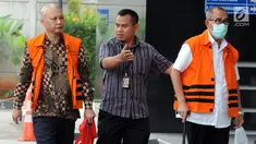Bupati Bandung Barat nonaktif Abubakar (kanan) dan Pengusaha Tony Kongres (kiri) penyuap Bupati Buton Selatan Agus Feisal tiba untuk menjalani pemeriksaan di gedung KPK, Jakarta, Selasa (10/7). (Merdeka.com/Dwi Narwoko)
