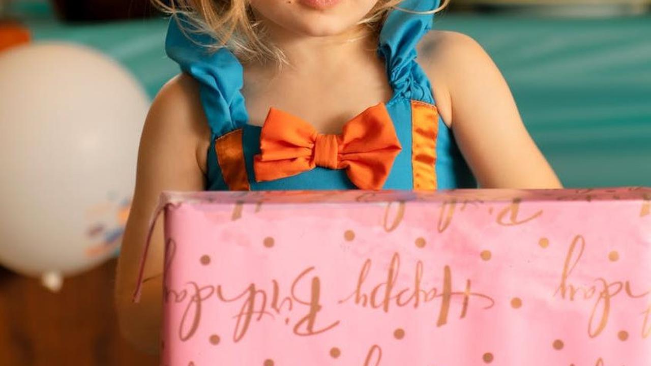 4. Receiving Gifts (Diberikan Hadiah)