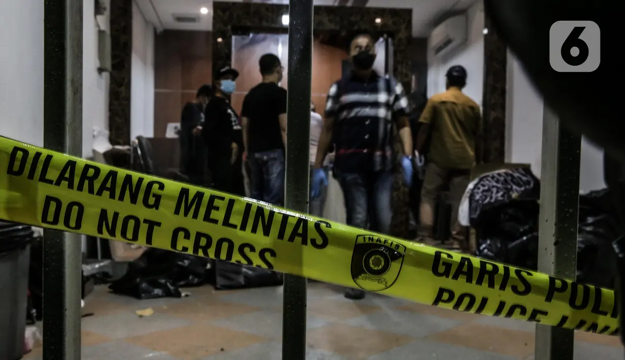 Garis polisi dipasang saat penggeledahan di lokasi bekas Sekretariat Markas Front Pembela Islam di Petamburan, Jakarta, Selasa (27/4/2021). Munarman juga diduga menyembunyikan informasi tentang tindak pidana terorisme. (Liputan6.com/Faizal Fanani)