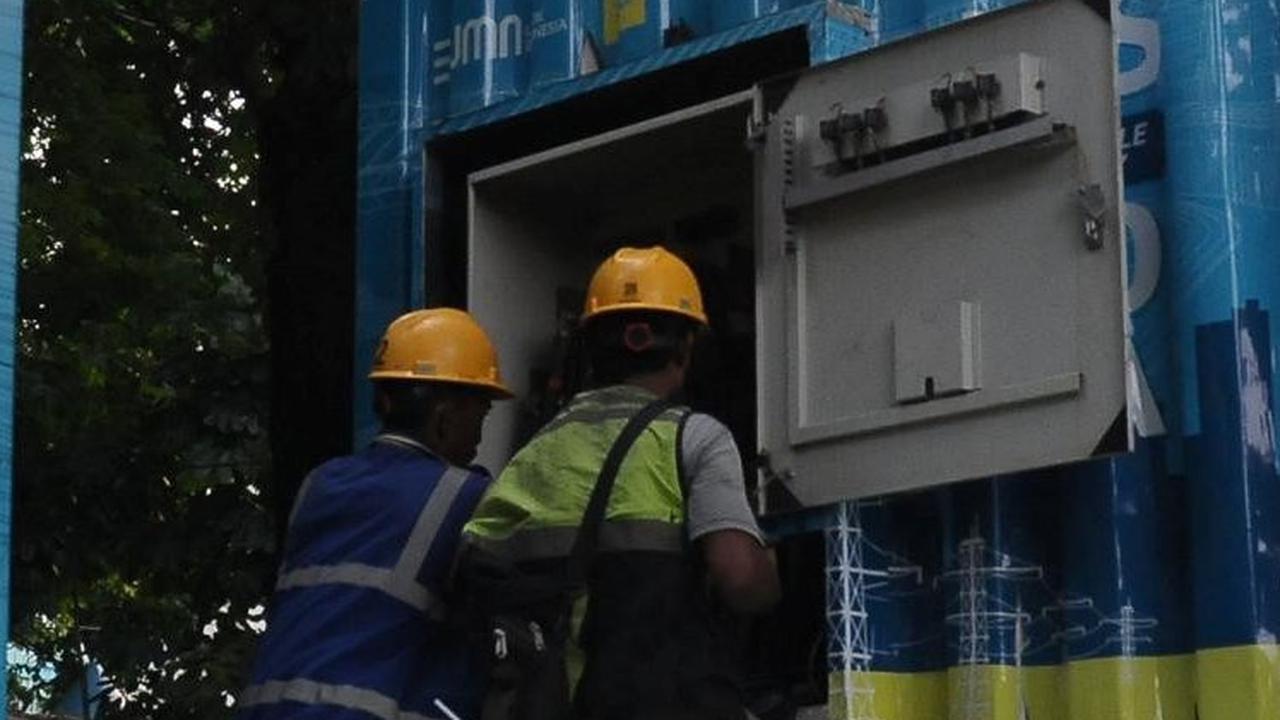 Petugas PLN saat melakukan pengecekan trafo mobile di Kawasan Bundaran HI, Jakarta, Sabtu (23/12/2023).