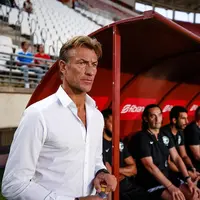 Pelatih Herve Renard terkenal dengan kemeja putih simbol keberuntungan untuk kemenangan tim Arab Saudi (instagram/herve.renard.hr)