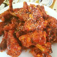 Ayam goreng pedas khas Korea. (Sumber Foto: weekendteacafe/Instagram)