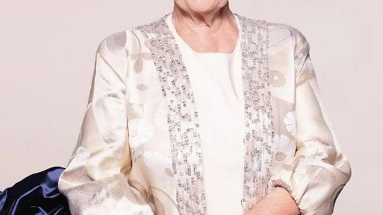 Aktris Film James Bond, Judi Dench Jadi Sampul Majalah Vogue Tertua