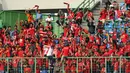 Suporter Semen Padang membentangkan syal usai menyaksikan laga timnya melawan Bhayangkara FC di lanjutan Liga 1 Indonesia di Stadion Patriot Candrabhaga, Bekasi, Sabtu (20/5). Semen Padang kalah 0-1. (Liputan6.com/Helmi Fithriansyah)