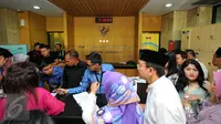 Sejumlah keluarga para tahanan Komisi Pemberantasan Korupsi (KPK) memenuhi ruang pendataan jelang mengunjungi kerabat mereka yang ditahan di rumah tahanan KPK, Jakarta, Jumat (17/7/2015). (Liputan6.com/Yoppy Renato)