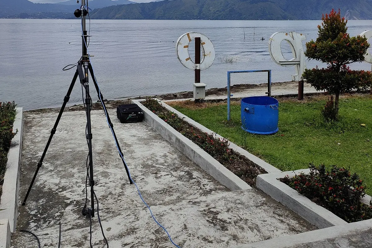 Telkomsel, Ericsson dan Qualcomm melakukan uji coba layanan  Fixed Wireless Access menggunakan teknologi Extended-Range 5G dengan bandwidth 800 MHz pada frekuensi mmWave 26 GHz di Kawasan Danau Toba, Sumatera Utara (Dok. Telkomsel)