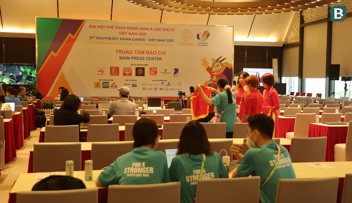 <p>Vietnam National Convention Center sebagai tempat keberadaan MPC pun mulai berbenah untuk menyambut para jurnalis agar dapat nyaman meliput hingga mengirim hasil liputannya ke negara asal. (Bola.com/Ikhwan Yanuar)</p>