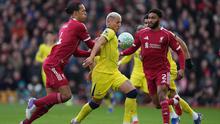 Striker Tottenham, Richarlison mencoba keluar dari tekanan dua bek Liverpool, Virgil van Dijk dan Joe Gomez, Minggu (15/3/2026) (AP Photo/Jon Super)