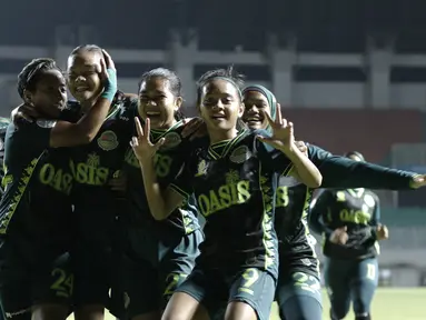Pemain Tira Persikabo Putri merayakan gol yang dicetak Helsya Maeisyaroh ke gawang PSIS Semarang pada lanjutan laga Liga 1 Purtri 2019 di Stadion Pakansari, Bogor, Kamis (7/11). Tira Persikabo Putri menang 2-0 atas PSIS Semarang. (Bola.com/Yoppy Renato)