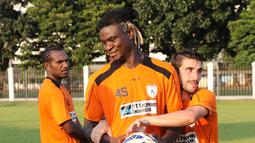 Bio Paulin (tengah) dan Robertino Pugliara (kanan) bercanda saat jeda latihan Persipura di Lapangan C Gelora Bung Karno, Senayan, Jakarta. Selasa (5/5). (bola.com/Arief Bagus)