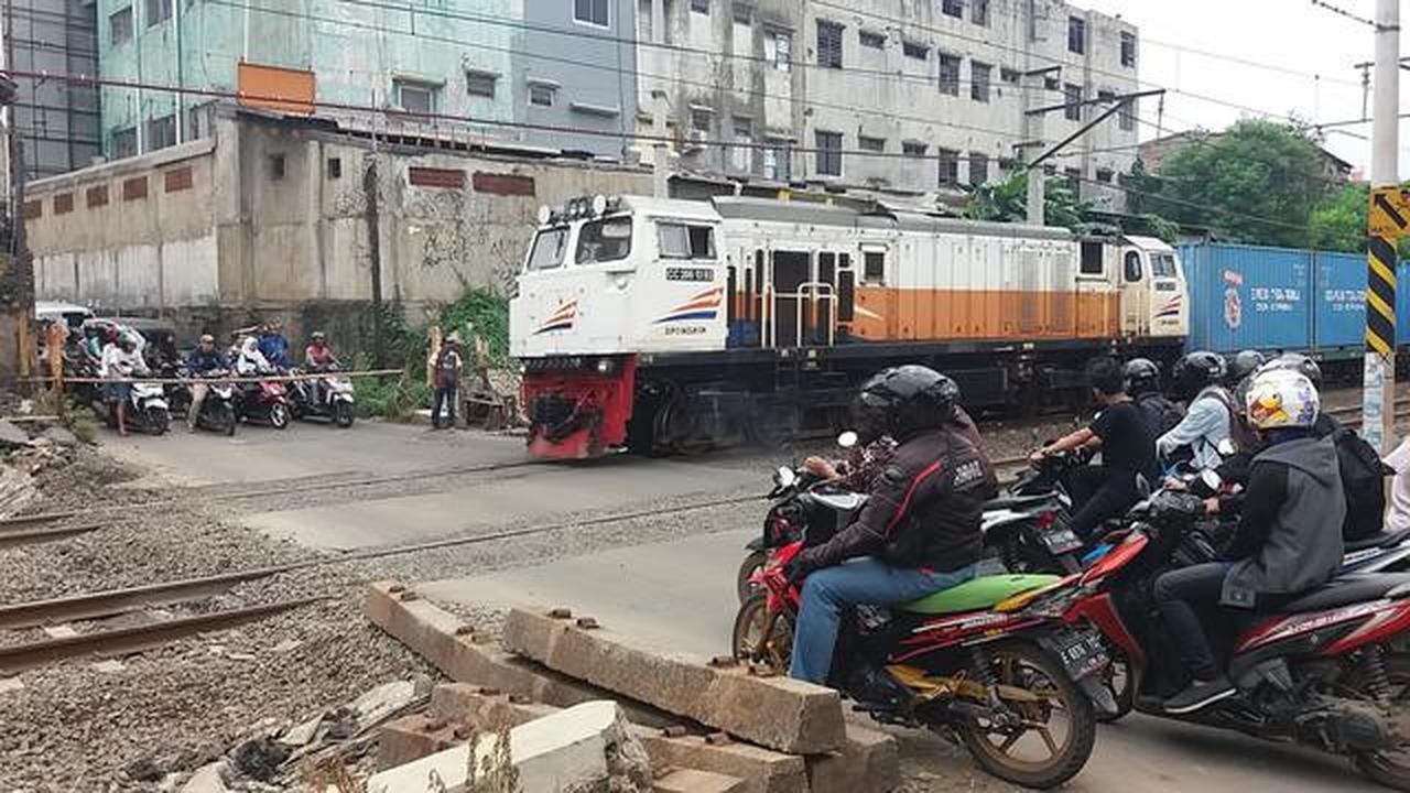 Pemkot Bekasi Mulai Perbaiki Perlintasan Kereta Api Tak Resmi