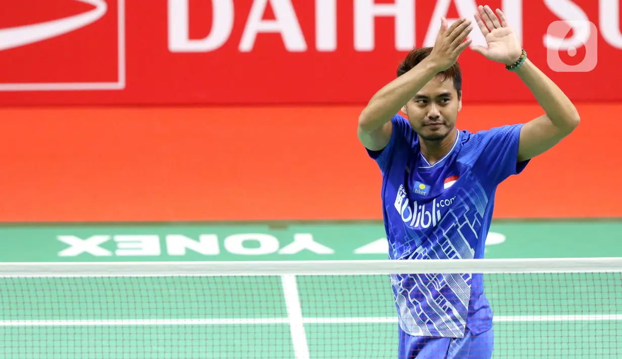 Pebulutangkis Indonesia, Tontowi Ahmad usai melawan Seo Seung Jae/Chae Yujung (Korea Selatan) pada babak pertama ganda campuran Indonesia Master 2020 di Istora GBK, Jakarta, Rabu (15/1/2020). Pertandingan tidak dilanjutkan karena Chae Yujung cedera. (Liputan6.com/Helmi Fithriansyah)