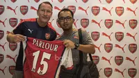 Mantan pemain Arsenal, Ray Parlour, foto bersama penggemarnya saat jumpa fans di Toko Puma Kota Kasablanka, Jakarta, Sabtu (29/4/2017). (Bola.com/Vitalis Yogi Trisna)