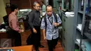 Penyidik KPK membawa koper berisi barang bukti usai penggeledahan ruang kerja F-Partai Hanura Dewie Yasin Limpo di Jakarta, Rabu (21/10). Penggeledahan terkait operasi tangkap tangan KPK terhadap Dewie pada Selasa (20/10) malam. (Liputan6.com/Johan Tallo)