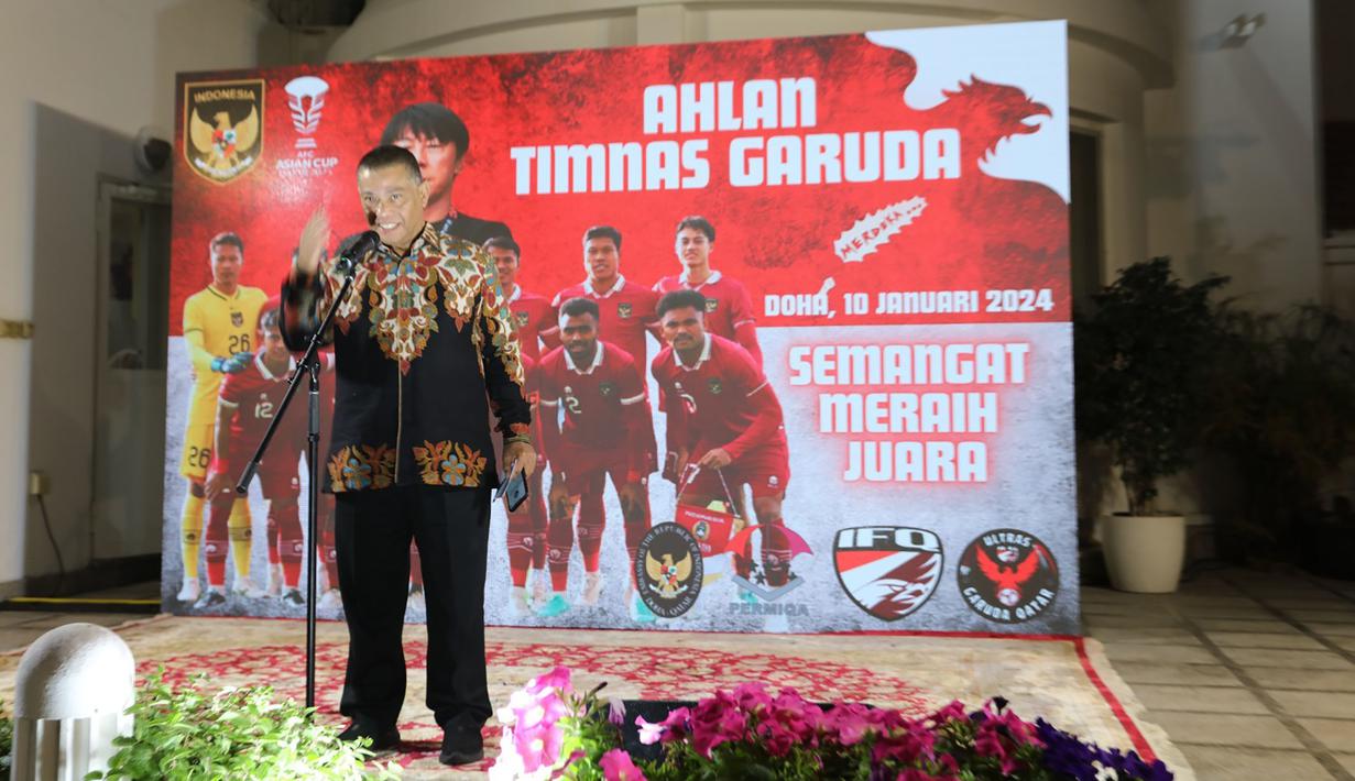 Duta Besar RI untuk Qatar, Ridwan Hassan memberikan sambutan di sela acara jamuan makan malam Timnas Indonesia yang akan Berlaga di Piala Asia 2023 yang diselenggarakan KBRI Qatar bersama perwakilan WNI di Wisma Duta, Doha, Qatar, Rabu (10/1/2024) malam waktu setempat. (Dok. Kedubes RI Qatar)
