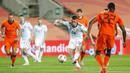 Pemain Skotlandia David Turnbull (tengah) menembak ke gawang Belanda pada pertandingan persahabatan di Stadion Algarve, luar Faro, Portugal, Rabu (2/6/2021). Pertandingan berakhir imbang 2-2. (AP Photo/Miguel Morenatti)