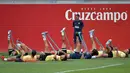 Para pemain Sevilla menghadiri sesi latihan di fasilitas olahraga Ciudad Deportiva Jose Ramon Cisneros Palacios di Seville, Senin (13/9/2021). Sevilla akan menjamu RB Salzburg dalam laga pembuka fase grup Liga Champions pada Selasa, 14 September 2021 malam WIB. (CRISTINA QUICLER/AFP)