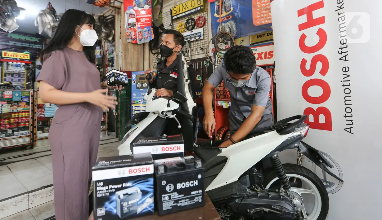 <p>Product Specialist Bosch Automotive Aftermarket Indonesia Kristina Utami, berbincang dengan pemilik kendaraan bermotor saat pergantian aki di salah satu bengkel di Jakarta, Jumat (22/4/2022). Selama periode kampanye Silaturahmi Aman dan Nyaman Bosch akan membagikan lebih dari 300 aki kepada para pemilik sepeda motor di Jabodetabek. (Liputan6.com/Fery Pradolo)</p>