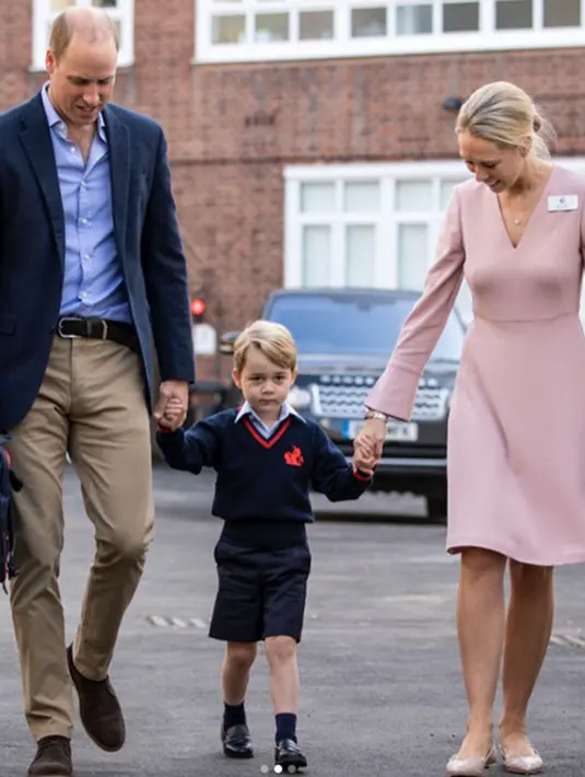 Saat datang ke sekolah privat Thomas's Battersea di London, George yang didampingi ayahnya tampak malu-malu. Terlebih ketika menjulurkan tangannya kepada Helen Haslem, selaku kepala sekolah. (Instagram/kensingtonroyal)
