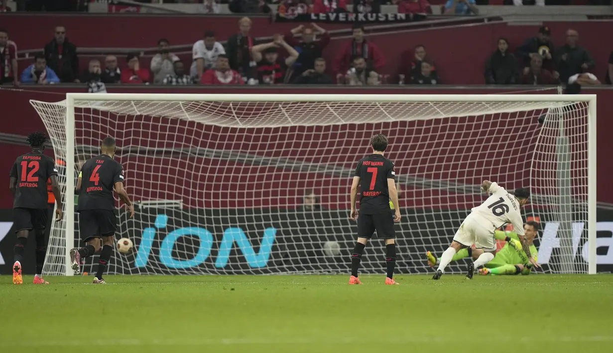 Gelandang AS Roma, Leandro Paredes (kanan) mencetak gol kedua timnya ke gawang Bayer Leverkusen melalui eksekusi penalti pada laga leg kedua semifinal Liga Europa 2023/2024 di BayArena, Leverkusen, Kamis (9/5/2024). (AP Photo/Matthias Schrader)