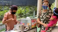 Potret 6 Artis Coba Jajanan Pinggir Jalan, Duta SO7 Ketahuan Makan Cilok (IG/nadiamulya)
