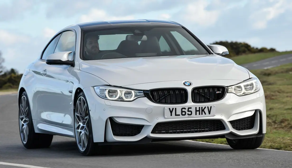 BMW M4 Competition F82: Sport coupe lansiran raksasa Jerman ini menjadi salah satu mobil dua pintu yang mengasyikkan. Format mesin depan berpenggerak Rear Wheel Drive (RWD) membuatnya sangat diminati para pecinta mengemudi. Jantung mobil ini berkonfigurasi 6-silinder segaris berkapasitas 3.000cc yang mampu menghasilkan tenaga hinga 444 Hp. Benar-benar 'Sheer Driving Pleasure'. (Source: topgear.com)