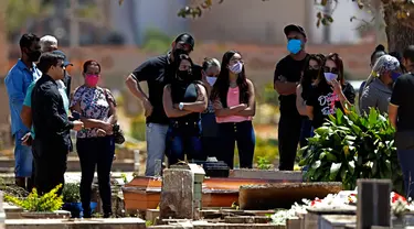 Keluarga Luzia Paulina Santos (82), yang dikatakan meninggal karena COVID-19, menghadiri pemakamannya di pemakaman Campo da Esperanca di Brasilia, Brasil, Kamis (3//9/2020). Brasil melaporkan rata-rata lebih dari 1.000 kematian setiap hari akibat corona sejak akhir Mei. (AP Photo/Eraldo Peres)