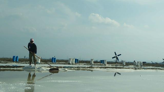 Ironis Harga Garam Cirebon Anjlok Rp 100 per Kg