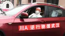 Liu bersiap mengantar makanan untuk para petugas medis di Wuhan, Provinsi Hubei, China, Rabu (26/2/2020). Liu diberi julukan kesayangan ‘Raincoat Sister’ (Saudari Berjas Hujan) oleh para petugas medis karena dia selalu mengenakan jas hujan lantaran tidak adanya pakaian pelindung. (Xinhua/Cheng Min)