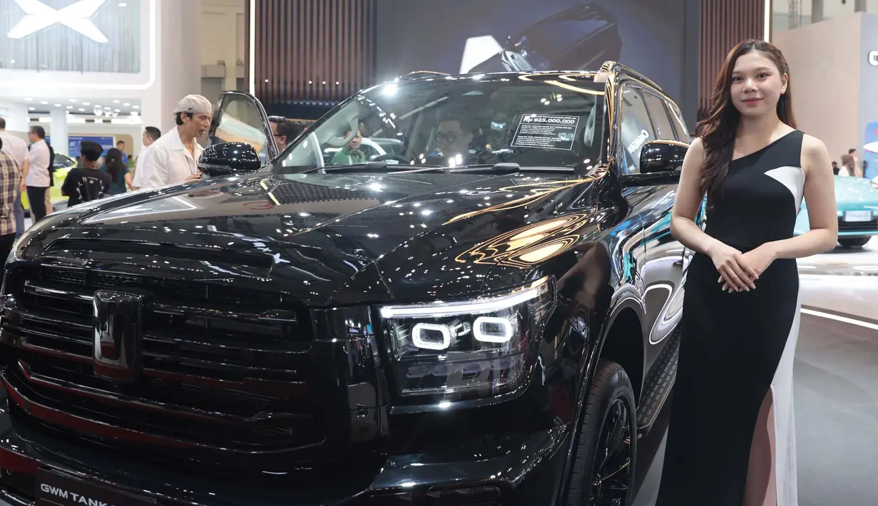 Sales Promotion Girl (SPG) berdiri dekat mobil baru yang dipamerkan dalam pameran otomotif Gaikindo Indonesia International Auto Show (GIIAS) 2026 di Indonesia Convention Exhibition (ICE), Tangerang, Banten, 30 Juli 2026. (KLY/ Budy Santoso)