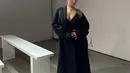 Not so little black dress menjadi gaya fashion klasik yang modern dan penuh pernyataan. [Foto: Instagram/ Zahwa Massaid]
