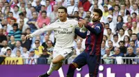 Ronaldo coba dijegal Pique (GERARD JULIEN / AFP)