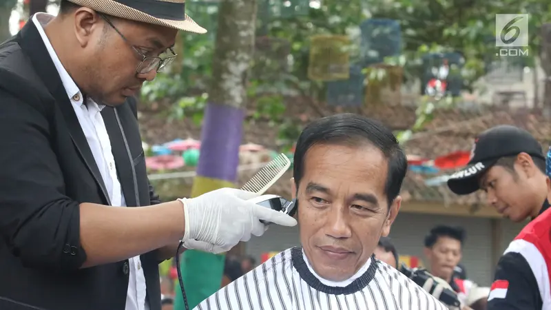Saat Jokowi Ikuti Cukur Rambut Massal di Bawah Pohon