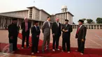 Menteri Pertanian dan Sumber Daya Air Australia, Barnaby Joyce (ketiga kanan) mengunjungi Masjid Istiqlal di Jakarta, Rabu (7/10/2015). Joyce melawat ke masjid terbesar di Asia Tenggara itu bersama Dubes Australia, Paul Grigson.(Liputan6.com/Angga Yuniar)