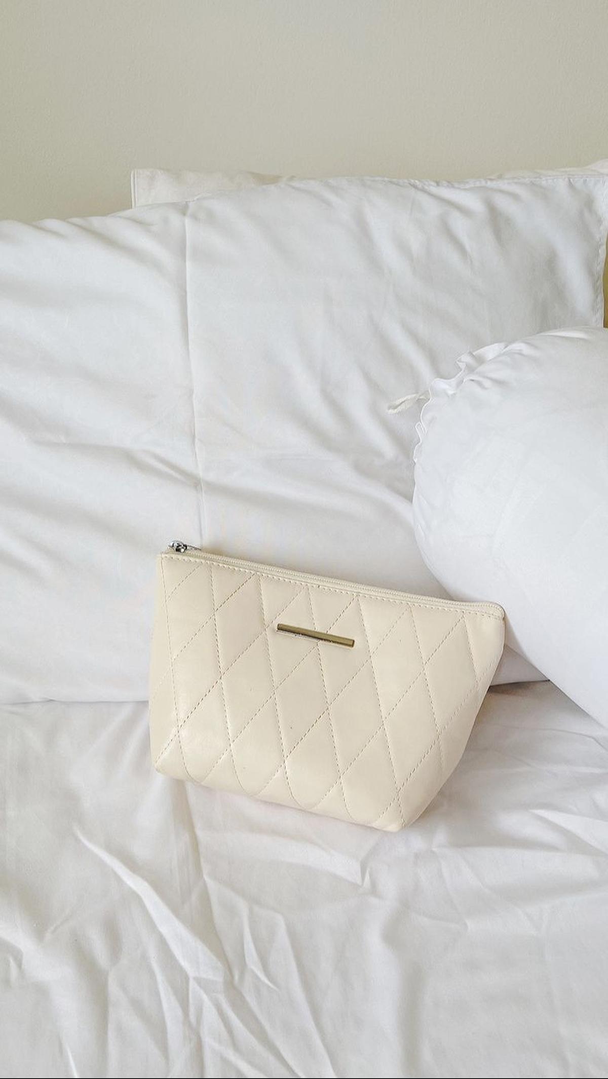 Tampil Lebih Santai dengan Menggunakan Pouch Bag
