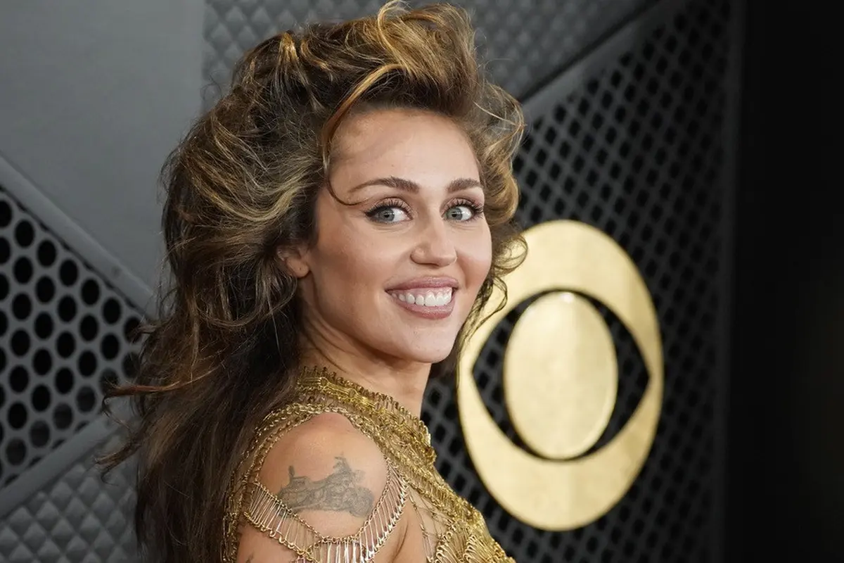 Miley Cyrus di Grammy Awards 2024. (Jordan Strauss/Invision/AP)