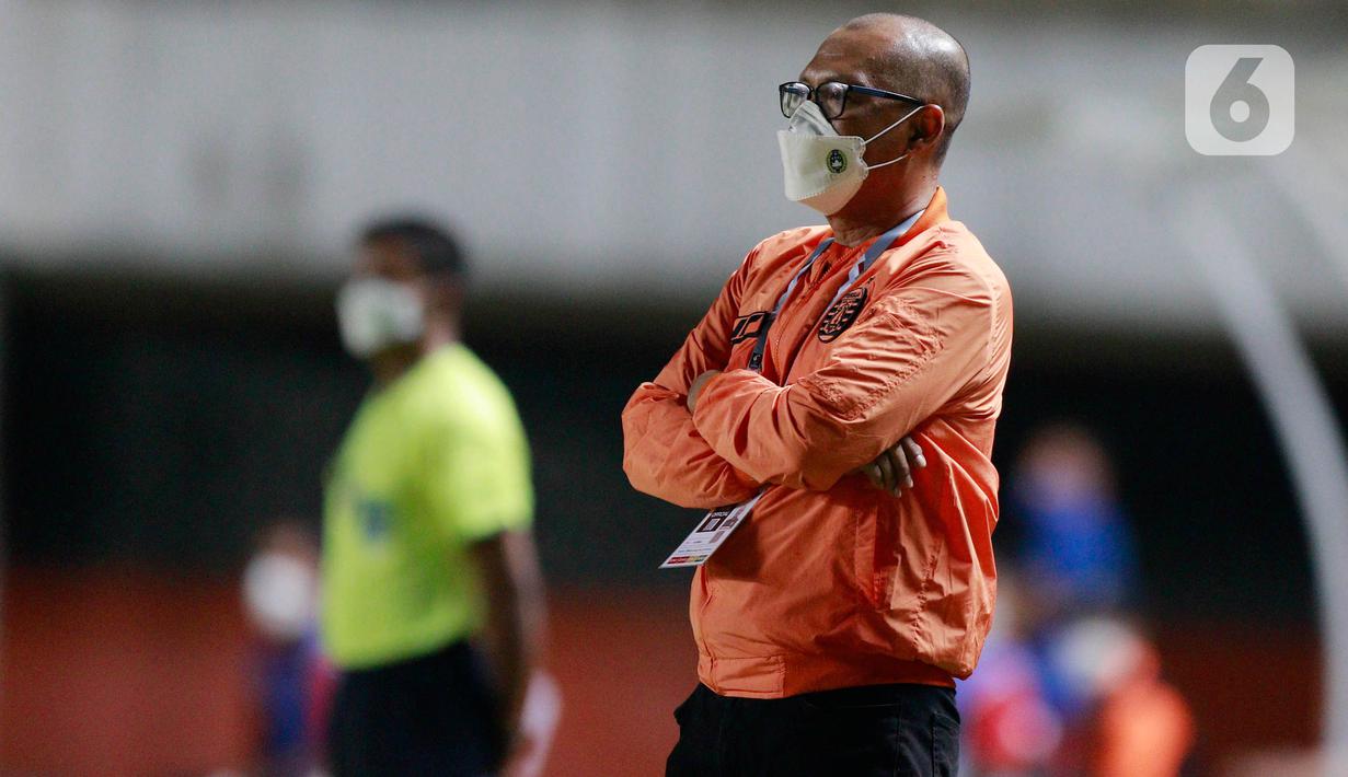 Pelatih Persija Jakarta, Sudirman, mengamati permainan anak asuhnya saat melawan Persib Bandung pada laga final Piala Menpora 2021 di Stadion Maguwoharjo, Sleman, Kamis (22/4/2021). Persija menang dengan skor 2-0. (Bola.com/M Iqbal Ichsan)